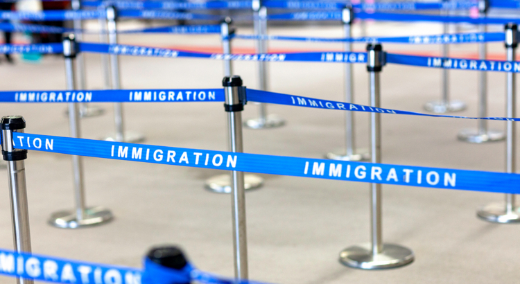 Flughafen Grenzkontrolle Absperrbänder Foto iStock Tony Studio.jpg